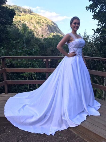 VESTIDO DE NOIVA COM CAUDA E ALÇA TULE