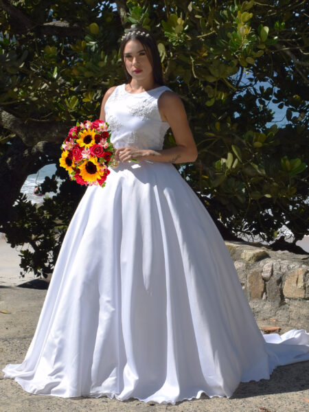 VESTIDO DE NOIVA PEITO RENDADO COM BRILHO E CAUDA